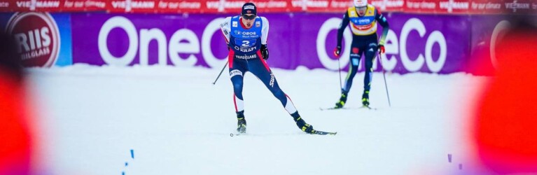 Jarl Riiber schlägt Vinzenz Geiger im Zielsprint und wird von seinen Kollegen erwartet.