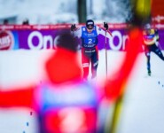 Jarl Riiber schlägt Vinzenz Geiger im Zielsprint und wird von seinen Kollegen erwartet.