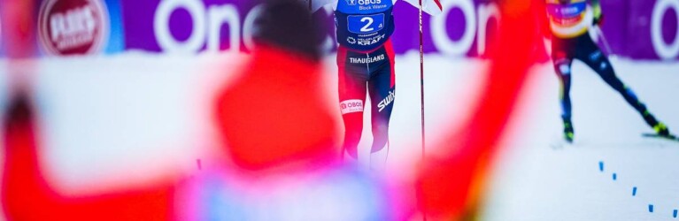 Jarl Riiber schlägt Vinzenz Geiger im Zielsprint und wird von seinen Kollegen erwartet.