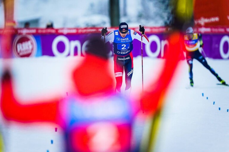 Jarl Riiber schlägt Vinzenz Geiger im Zielsprint und wird von seinen Kollegen erwartet.