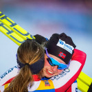 Glücklcihe Norwegerinnen: Gyda Westvold Hansen und Mari Leinan Lund umarmen sich im Ziel.