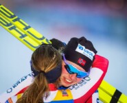 Glücklcihe Norwegerinnen: Gyda Westvold Hansen und Mari Leinan Lund umarmen sich im Ziel.