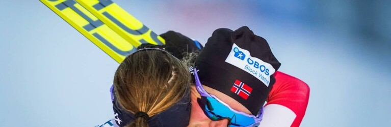 Glücklcihe Norwegerinnen: Gyda Westvold Hansen und Mari Leinan Lund umarmen sich im Ziel.