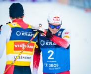 Glückwunsch: Johannes Lamparter im Ziel mit Jarl Magnus Riiber.