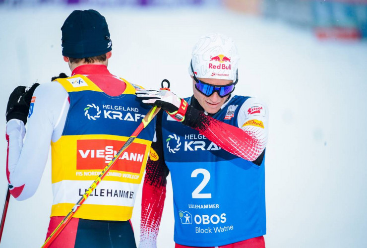 Glückwunsch: Johannes Lamparter im Ziel mit Jarl Magnus Riiber.