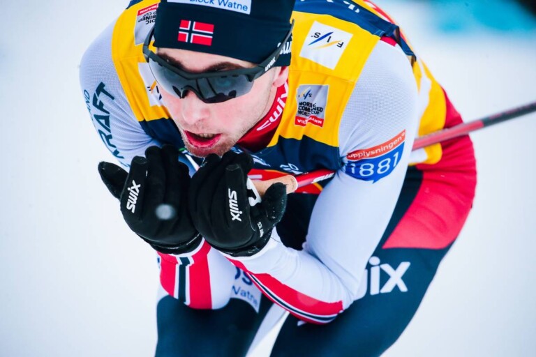 Jarl Magnus Riiber führt die Gesamtwertung an.