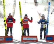 Das Podium der Herren: Espen Bjoernstad (NOR), Jarl Magnus Riiber (NOR), Manuel Faisst (GER), (l-r).