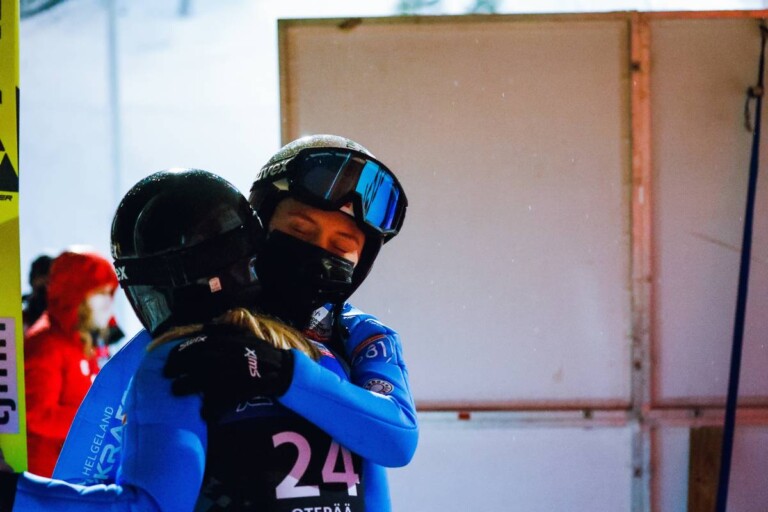 Da war die Welt für Mari Leinan Lund noch in Ordnung: Sie umarmt Ida Hagen.