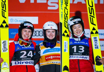 Das Podium bei den Damen: Ida Marie Hagen (NOR), Gyda Westvold Hansen (NOR), Yuna Kasai (JPN), (l-r).