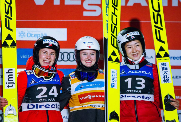 Das Podium bei den Damen: Ida Marie Hagen (NOR), Gyda Westvold Hansen (NOR), Yuna Kasai (JPN), (l-r).