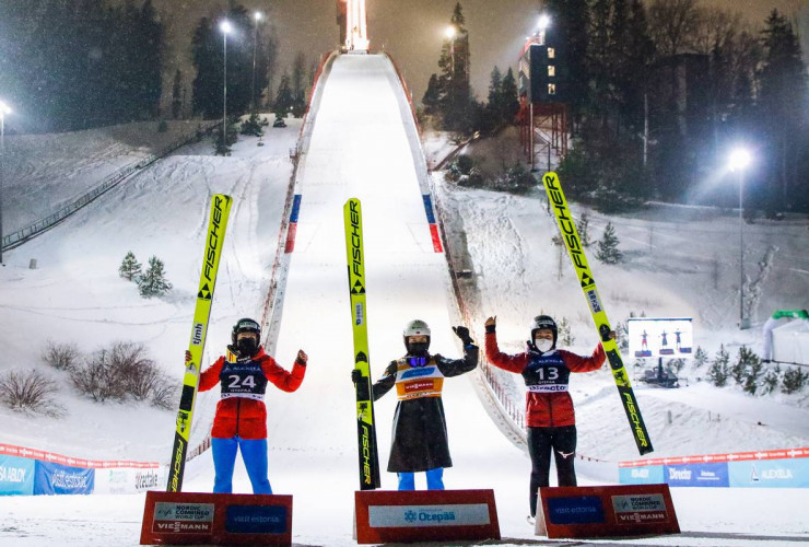 Das Podium bei den Damen: Ida Marie Hagen (NOR), Gyda Westvold Hansen (NOR), Yuna Kasai (JPN), (l-r).