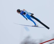 Maria Gerboth springt beim Massenstart in Otepää (EST).