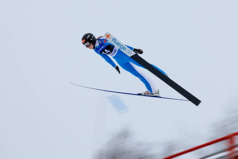 Maria Gerboth springt beim Massenstart in Otepää (EST).