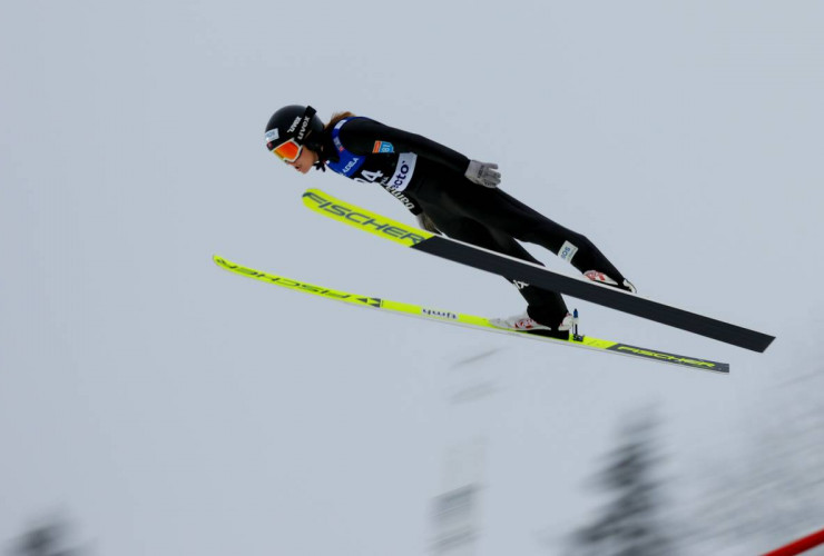 Ida Marie Hagen (NOR) springt beim Massenstart in Otepää (EST).