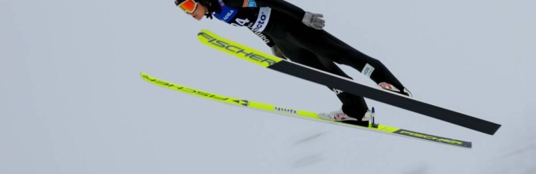 Ida Marie Hagen (NOR) springt beim Massenstart in Otepää (EST).