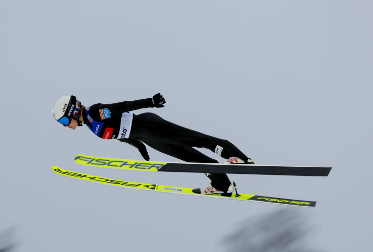 Marte Leinan Lund (NOR) springt beim Massenstart in Otepää (EST).