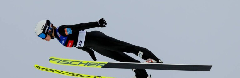 Marte Leinan Lund (NOR) springt beim Massenstart in Otepää (EST).