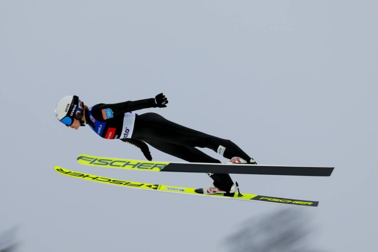 Marte Leinan Lund (NOR) springt beim Massenstart in Otepää (EST).