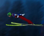 Ilkka Herola (FIN) springt beim Massenstart in Otepää (EST).