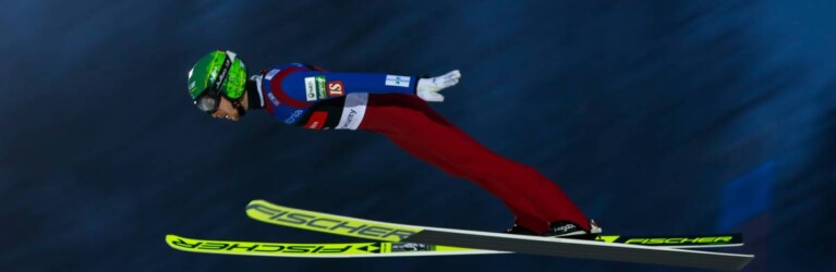 Ilkka Herola (FIN) springt beim Massenstart in Otepää (EST).