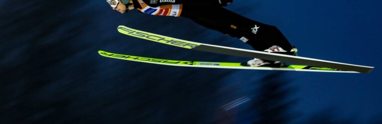 Jarl Magnus Riiber springt beim Massenstart in Otepää (EST).