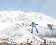 Cindy Haasch bei ihrem Sprung über Ramsau.