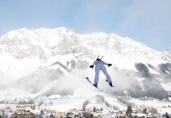 Cindy Haasch bei ihrem Sprung über Ramsau.