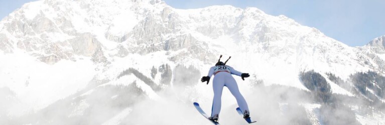 Cindy Haasch bei ihrem Sprung über Ramsau.