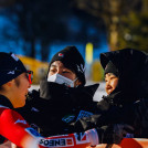 Große Freude im japanischen Team über den Podestplatz von Yuna Kasai.