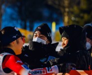 Große Freude im japanischen Team über den Podestplatz von Yuna Kasai.