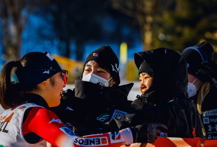 Große Freude im japanischen Team über den Podestplatz von Yuna Kasai.