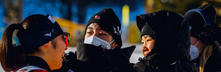 Große Freude im japanischen Team über den Podestplatz von Yuna Kasai.