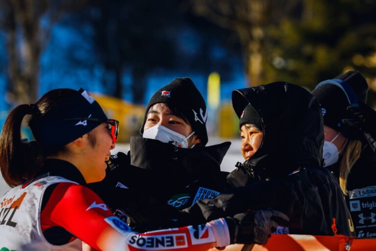 Große Freude im japanischen Team über den Podestplatz von Yuna Kasai.