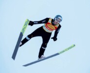 Jarl Riiber sprang 102 Meter weit.