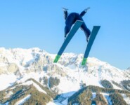 Terence Weber beim Sprung über Ramsau.