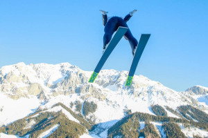 Terence Weber beim Sprung über Ramsau.