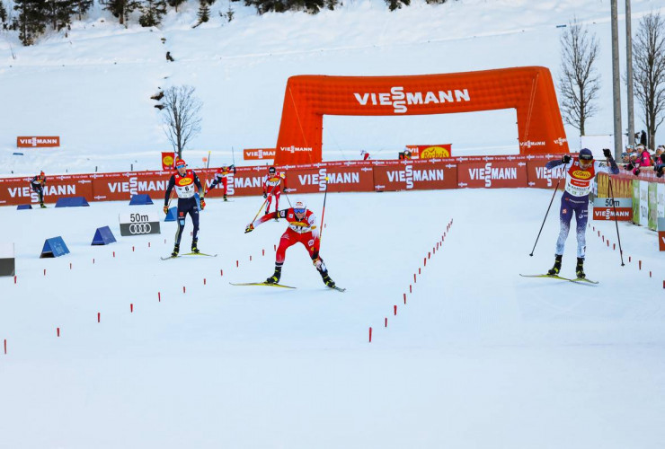 Zielsprint um Platz drei: Johannes Lamparter und Ilkka Herola. Terence Weber schaut zu.