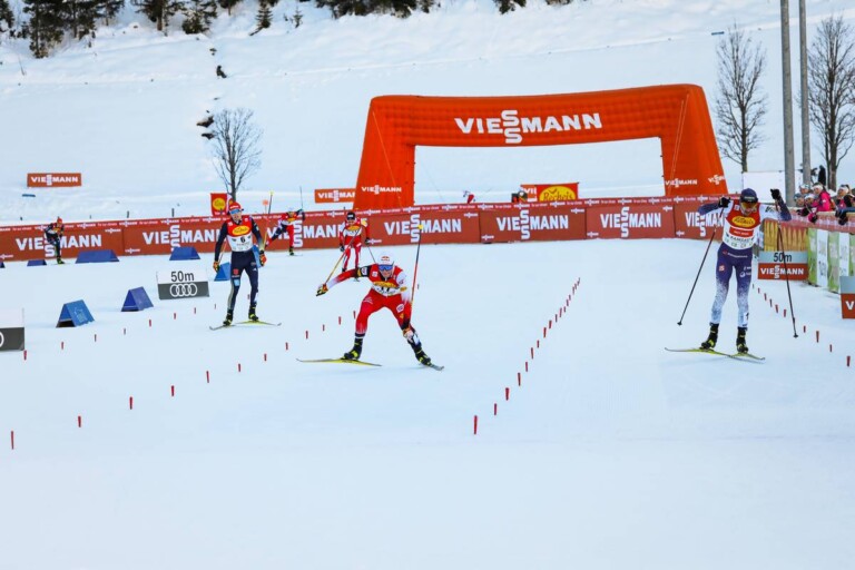 Zielsprint um Platz drei: Johannes Lamparter und Ilkka Herola. Terence Weber schaut zu.