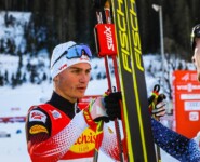 Glückwunsch von Johannes Lamparter an Ilkka Herola nach dem Zielfotoentscheid.