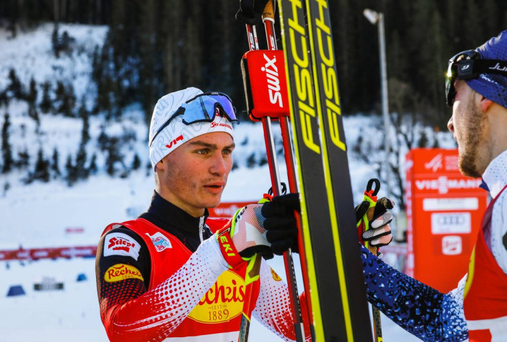 Glückwunsch von Johannes Lamparter an Ilkka Herola nach dem Zielfotoentscheid.