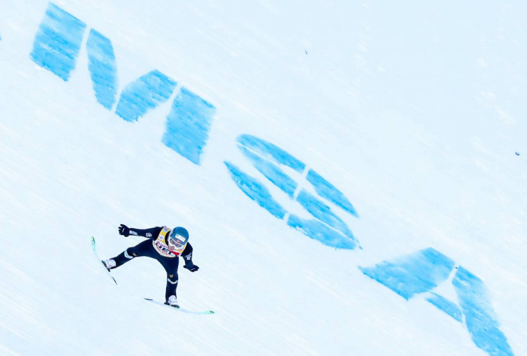 Flug an die Spitze: Jarl Riiber.