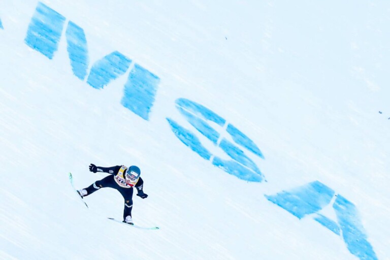 Flug an die Spitze: Jarl Riiber.