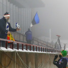 Fabian Rießle schenkt einem Estnischen Fan sein Bib. Dieser Fan ist regelmäßiger Gast bei Wettkämpfen der Kombinierer.