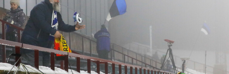 Fabian Rießle schenkt einem Estnischen Fan sein Bib. Dieser Fan ist regelmäßiger Gast bei Wettkämpfen der Kombinierer.