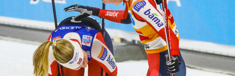 Gyda Westvold Hansen beglückwünscht Ida Hagen.