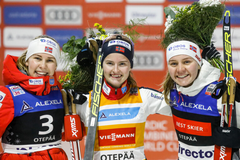 Das Podium der Damen: Ida Marie Hagen (NOR), Gyda Westvold Hansen (NOR), Marte Leinan Lund (NOR), (l-r).