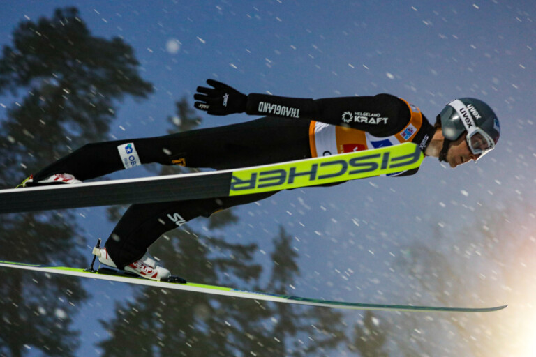 Jarl Riiber beim weitesten Flug des Tages
