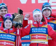 Die strahlenden Sieger: Team Norwegen mit Joergen Graabak (NOR), Gyda Westvold Hansen (NOR), Mari Leinan Lund (NOR), Jens Luraas Oftebro (NOR), (l-r).