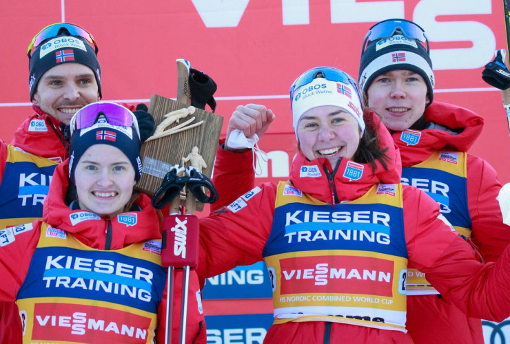 Die strahlenden Sieger: Team Norwegen mit Joergen Graabak (NOR), Gyda Westvold Hansen (NOR), Mari Leinan Lund (NOR), Jens Luraas Oftebro (NOR), (l-r).