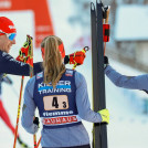 Terence Weber klatscht mit Jenny Nowak und Cindy Haasch im Ziel ab.